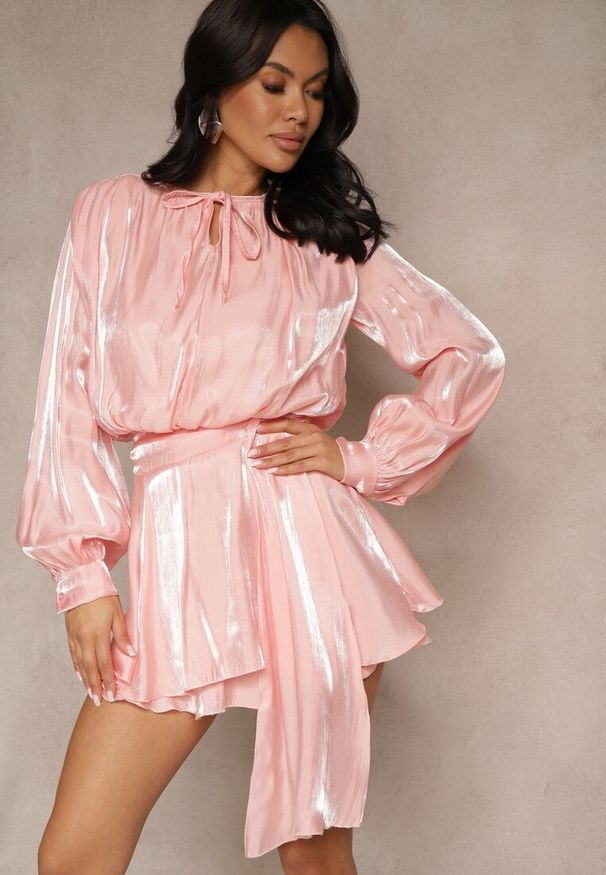 Renee - Różowa Sukienka z Wiskozy z Falbanką i Wiązaniem Finlio. Okazja: na co dzień. Kolor: różowy. Materiał: wiskoza. Styl: klasyczny, elegancki, casual