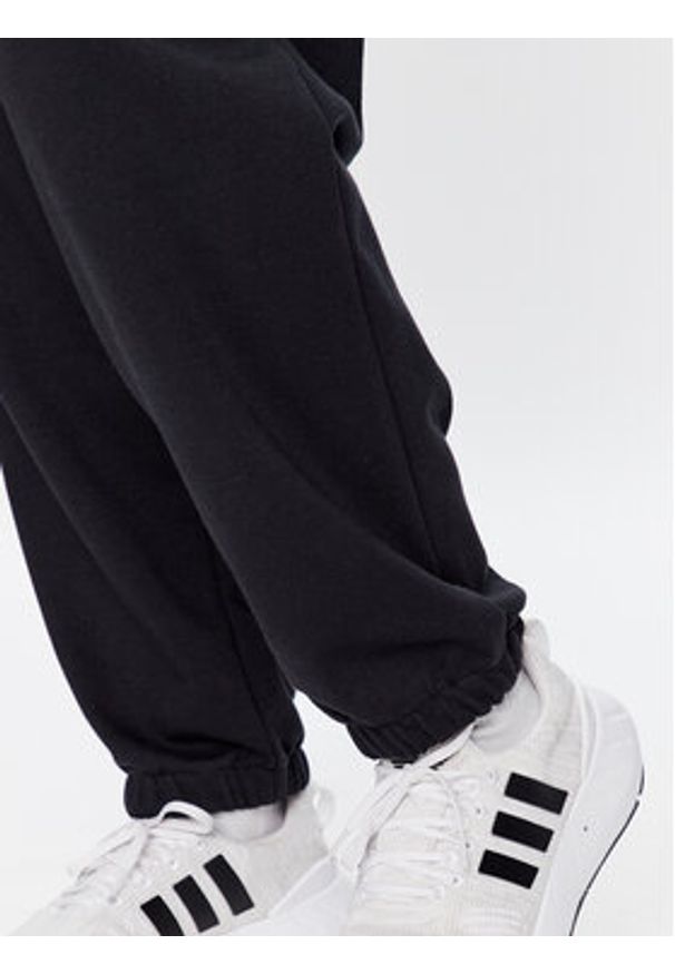 New Balance Spodnie dresowe WP31530 Czarny Relaxed Fit. Kolor: czarny. Materiał: dresówka, bawełna