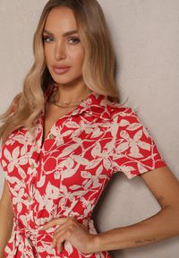Renee - Czerwona Kwiecista Sukienka z Wiskozą o Koszulowym Kroju z Wiązanym Paskiem Zeranella. Okazja: na imprezę, na spacer. Typ kołnierza: kołnierzyk klasyczny. Kolor: czerwony. Materiał: wiskoza. Długość rękawa: krótki rękaw. Sezon: lato. Typ sukienki: koszulowe. Styl: klasyczny