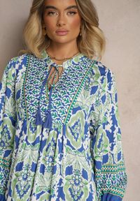 Renee - Niebiesko-Zielona Rozkloszowana Sukienka w Ornamentalny Wzór Zdobiona Wiązaniem z Frędzlami Ridira. Okazja: na co dzień, na imprezę. Typ kołnierza: dekolt w kształcie V. Kolor: niebieski. Wzór: aplikacja. Typ sukienki: proste. Styl: casual, elegancki