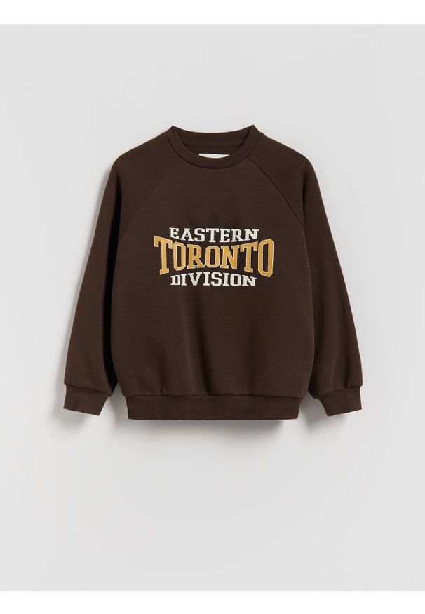 Reserved - Bluza z nadrukiem - ciemnobrązowy. Kolor: brązowy. Materiał: bawełna, dzianina. Wzór: nadruk