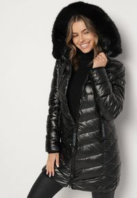 Born2be - Czarna Pikowana Kurtka o Taliowanym Kroju z Kapturem z Futerkiem Naleanna. Okazja: na co dzień. Typ kołnierza: kaptur. Kolor: czarny. Materiał: futro. Styl: casual #1