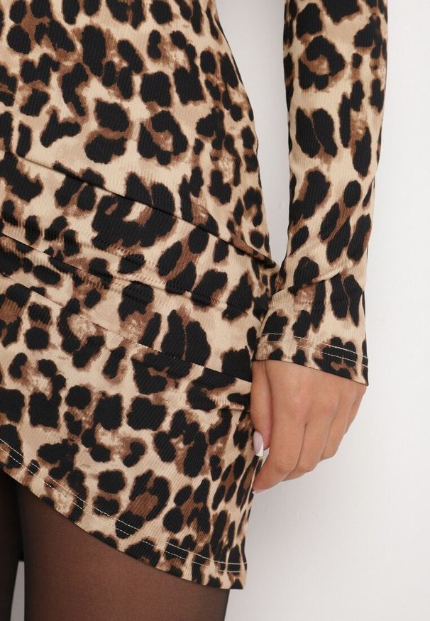Born2be - Ciemnobeżowa Marszczona Sukienka w Panterkę o Dopasowanym Kroju z Usztywnionymi Ramionami Tifitha. Kolor: beżowy. Materiał: skóra. Długość rękawa: długi rękaw. Wzór: motyw zwierzęcy. Styl: wizytowy, klasyczny, elegancki