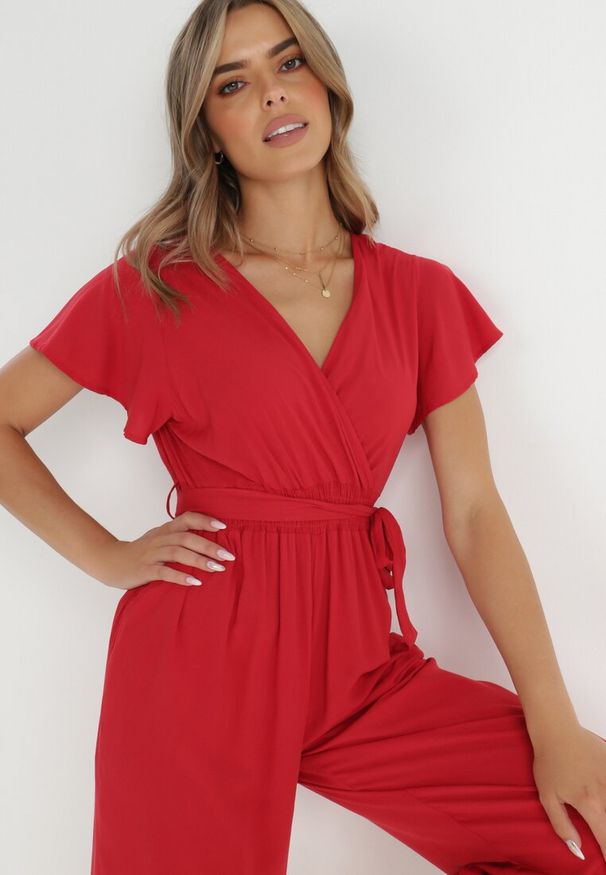 Born2be - Czerwony Kombinezon z Wiskozy Cephinous. Okazja: na co dzień. Kolor: czerwony. Materiał: wiskoza. Długość rękawa: krótki rękaw. Długość: krótkie. Wzór: jednolity. Sezon: lato. Styl: casual