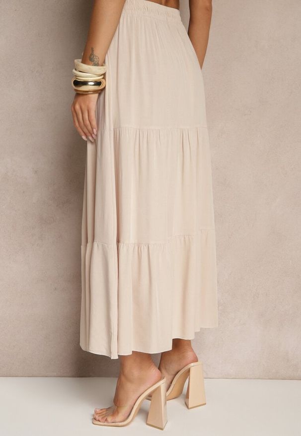 Renee - Beżowa SRozkloszowana Spódnica Maxi z Wiskozy z Materiałowymi Paskami Wintelis. Okazja: na co dzień, na spotkanie biznesowe, na imprezę. Kolor: beżowy. Materiał: wiskoza, materiał. Wzór: kolorowy, paski. Sezon: lato. Styl: biznesowy, casual, wakacyjny, elegancki