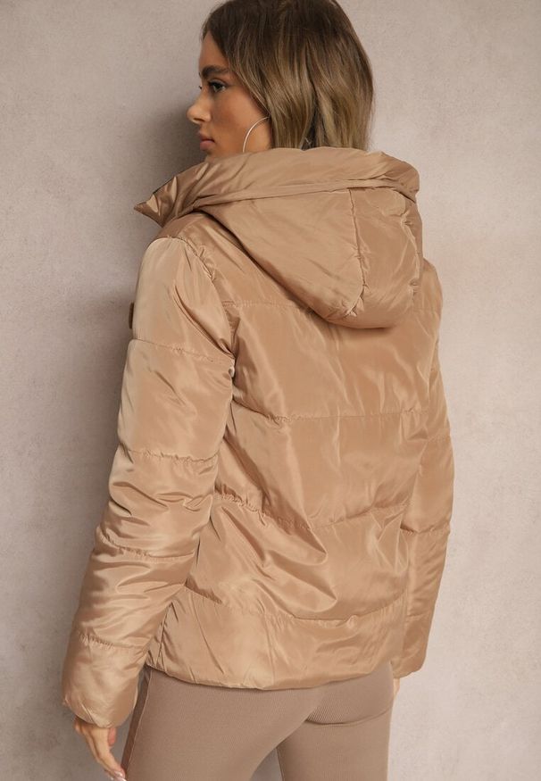 Renee - Ciemnobeżowa Pikowana Kurtka Dwustronna z Kapturem Ozdobiona Suwakami Nevetila. Okazja: na co dzień. Typ kołnierza: kaptur. Kolor: beżowy. Materiał: jeans. Wzór: aplikacja. Styl: casual