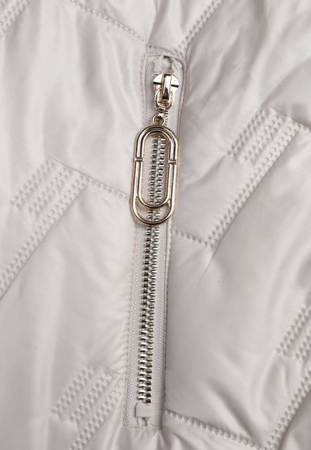 Renee - Jasnoszara Długa Pikowana Kamizelka z Kapturem i Ozdobną Naszywką Mentape. Typ kołnierza: kaptur. Kolor: szary. Długość: długie. Wzór: aplikacja. Styl: sportowy