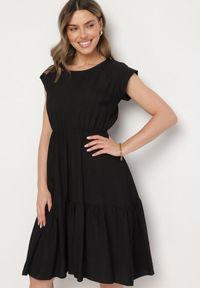 Born2be - Czarna Wiskozowa Sukienka o Rozkloszowanym Kroju Lizena. Okazja: na co dzień, na imprezę. Kolor: czarny. Materiał: wiskoza. Typ sukienki: rozkloszowane. Styl: elegancki, casual