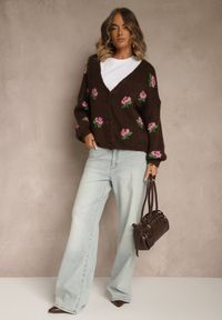 Renee - Brązowy Oversizowy Kardigan z Dodatkiem Wełny w Kwiaty Nelenesa. Okazja: na co dzień, na randkę. Typ kołnierza: dekolt w serek. Kolor: brązowy. Materiał: wełna. Długość: długie. Wzór: kwiaty. Styl: casual, elegancki #5
