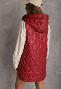 Renee - Czerwona Długa Kamizelka Pikowana z Nieodpinanym Kapturem Semaea. Kolor: czerwony. Materiał: prążkowany, jeans. Długość: długie. Styl: street #3