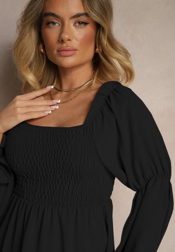 Renee - Czarna Sukienka z Elastyczną Górą o Rozkloszowanym Kroju z Falbankami Savione. Okazja: na co dzień. Typ kołnierza: kołnierz z falbankami. Kolor: czarny. Typ sukienki: proste, rozkloszowane. Styl: casual