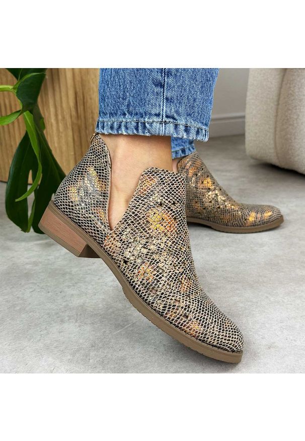 Złote wąż jesienne ażurowe botki damskie M.Daszyński Sa62-102. Nosek buta: okrągły. Zapięcie: bez zapięcia. Kolor: złoty. Materiał: skóra. Szerokość cholewki: normalna. Wzór: ażurowy. Sezon: jesień. Obcas: na obcasie