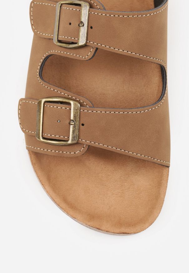Born2be - Brązowe Klapki z Imitacji Zamszu z Korkową Podeszwą i Klamrami Chalose. Okazja: na co dzień. Kolor: brązowy. Materiał: zamsz. Styl: casual