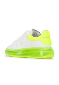 Alexander McQueen - ALEXANDER MCQUEEN - Białe sneakersy z piętą fluo. Kolor: żółty. Wzór: gładki #5