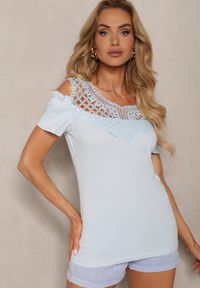 Renee - Jasnoniebieska Bluzka z Krótkim Rękawem z Bawełny Zdobiona Haftem i Wycięciami na Ramionach Testarla. Okazja: na co dzień. Kolor: niebieski. Materiał: bawełna. Długość rękawa: krótki rękaw. Długość: krótkie. Wzór: haft, aplikacja. Sezon: lato. Styl: casual