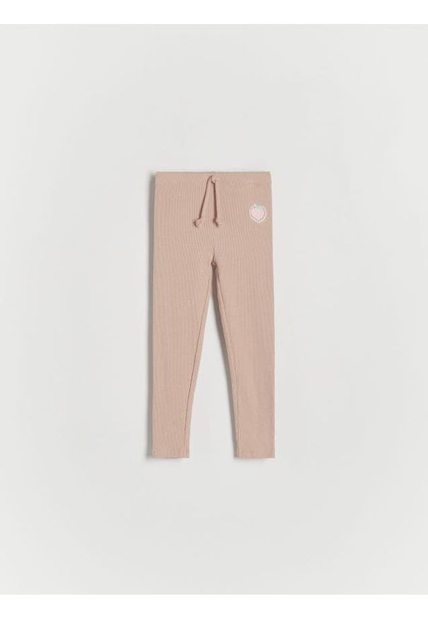 Reserved - Bawełniane legginsy z naszywką - beżowy. Kolor: beżowy. Materiał: bawełna. Wzór: aplikacja