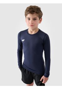 4f - Longsleeve sportowy chłopięcy - granatowy. Kolor: niebieski. Materiał: elastan, syntetyk, dzianina, materiał. Długość rękawa: długi rękaw. Długość: długie. Wzór: jednolity, ze splotem, gładki. Sport: fitness