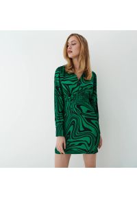Mohito - Wiskozowa sukienka mini w print - Zielony. Kolor: zielony. Materiał: wiskoza. Wzór: nadruk. Długość: mini