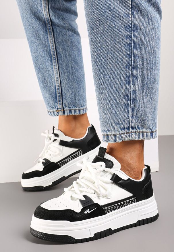 Renee - Czarne Sneakersy na Płaskiej Podeszwie Ozdobione Tłoczeniem Mlimara. Okazja: na co dzień. Kolor: czarny. Materiał: jeans. Wzór: aplikacja. Obcas: na płaskiej podeszwie