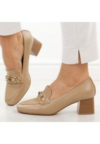 Beżowe półbuty damskie na słupku M.Daszyński 25141-1. Okazja: na co dzień. Kolor: beżowy. Materiał: skóra. Szerokość cholewki: normalna. Sezon: wiosna, jesień. Obcas: na słupku. Styl: casual, elegancki, klasyczny, wizytowy #1