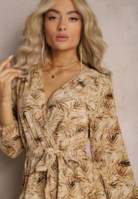 Renee - Beżowa Sukienka Kopertowa Maxi Fisa. Typ kołnierza: kołnierz z falbankami. Kolor: beżowy. Materiał: tkanina. Długość rękawa: długi rękaw. Wzór: aplikacja, kwiaty, nadruk. Typ sukienki: kopertowe. Styl: boho. Długość: maxi #3