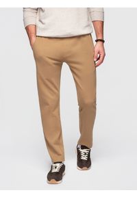 Ombre Clothing - Męskie bawełniane spodnie dresowe BASIC z nogawką bez ściągacza - brązowe V2 - Rozmiar: XXL. Okazja: na co dzień. Kolor: brązowy. Materiał: dresówka, bawełna. Wzór: gładki, aplikacja. Styl: casual, klasyczny, sportowy