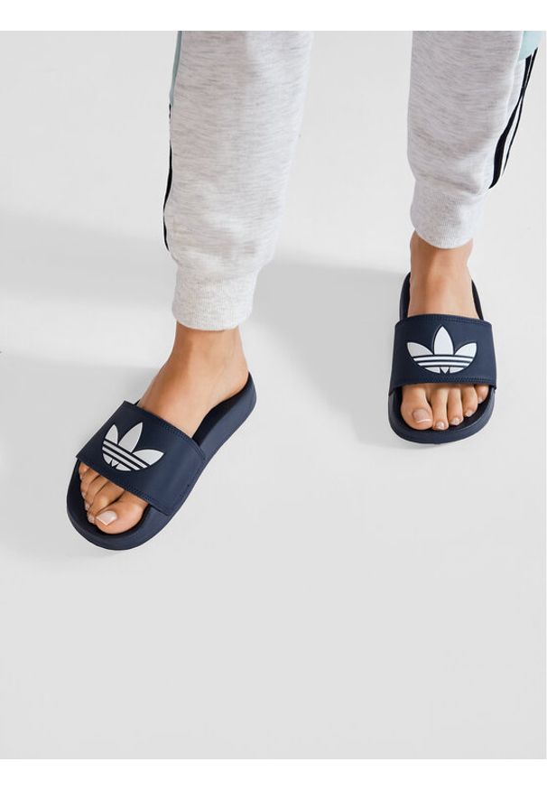 Adidas - adidas Klapki Adilette Lite Slides FU8299 Granatowy. Kolor: niebieski. Materiał: skóra