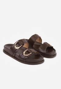 Born2be - Ciemnobrązowe Klapki Ozdobione Dwoma Klamrami Sthosaildy. Okazja: na spacer. Kolor: brązowy. Materiał: satyna. Wzór: aplikacja. Sezon: lato. Styl: elegancki, boho #6