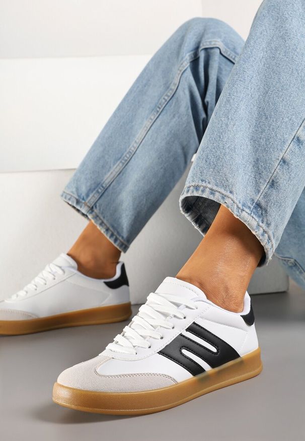 Born2be - Biało-Czarne Sneakersy w Stylu Klasycznych Tenisówek z Ozdobnymi Przeszyciami Nartewia. Okazja: na co dzień. Kolor: biały. Materiał: jeans