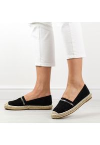 Czarne espadyle damskie S.Barski 33127. Kolor: czarny. Materiał: zamsz