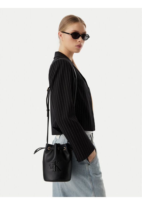 Calvin Klein Torebka Bold Ck Small LV04F3640G Czarny. Kolor: czarny. Materiał: skórzane