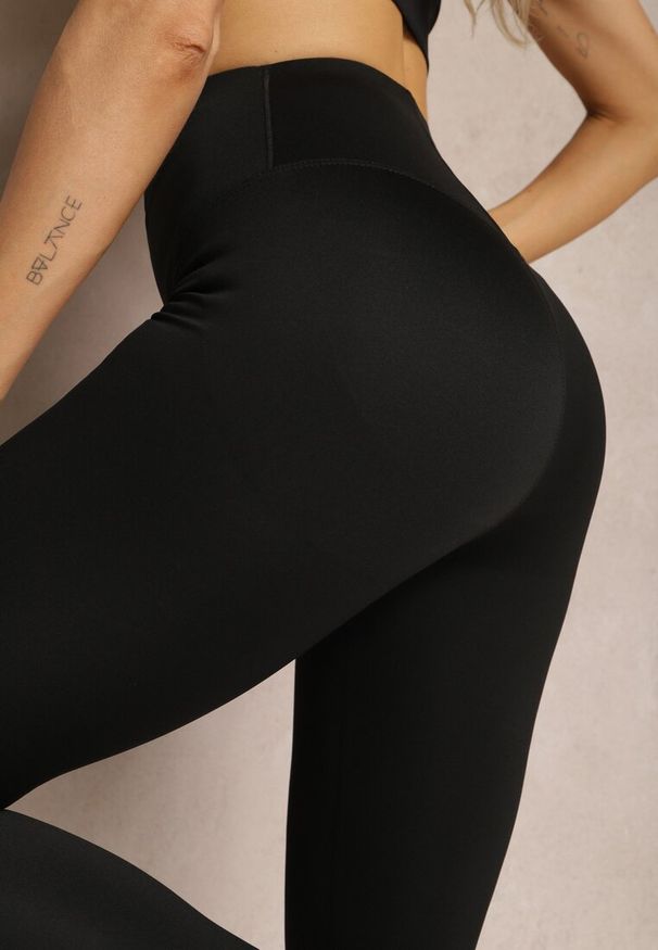 Renee - Czarne Legginsy High Waist z Szeroką Gumką w Talii Aithala. Okazja: na co dzień. Stan: podwyższony. Kolor: czarny. Materiał: dzianina. Długość: długie. Wzór: gładki. Styl: casual