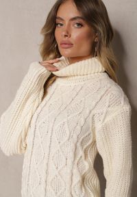 Renee - Jasnobeżowy Golf z Wełną ze Ściągaczem i Ozdobnym Splotem Miarenn. Okazja: na co dzień. Typ kołnierza: golf. Kolor: beżowy. Materiał: wełna. Długość rękawa: długi rękaw. Długość: długie. Wzór: ze splotem. Styl: casual, klasyczny #5