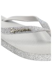 Szare Japonki Ipanema Brokatowe Klapki Damskie. Okazja: na co dzień, na spacer, na plażę. Kolor: szary. Materiał: materiał. Wzór: paski. Sezon: lato. Styl: elegancki, casual #7