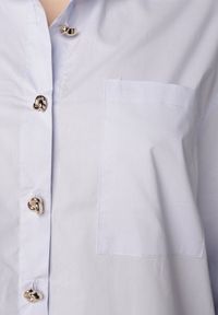 Born2be - Niebieska Bawełniana Koszula Oversize z Biżuteryjnymi Guzikami Adrearina. Okazja: na co dzień, do pracy, na spotkanie biznesowe. Kolor: niebieski. Materiał: bawełna. Styl: klasyczny, casual, biznesowy, elegancki #3