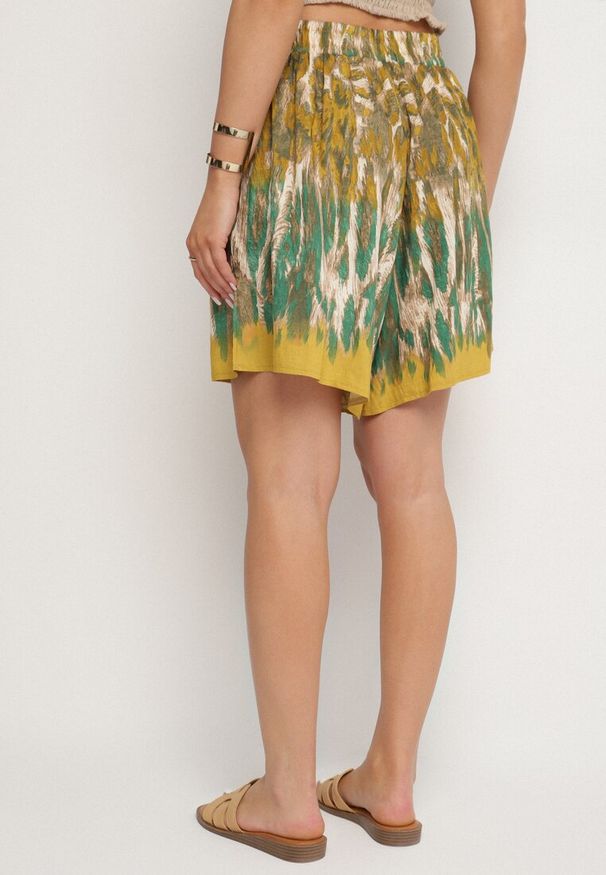 Born2be - Zielono-Żółte Wiskozowe Szorty z Motywem Panterki Divonea. Okazja: na co dzień. Kolor: zielony. Materiał: wiskoza. Wzór: motyw zwierzęcy. Sezon: lato. Styl: casual