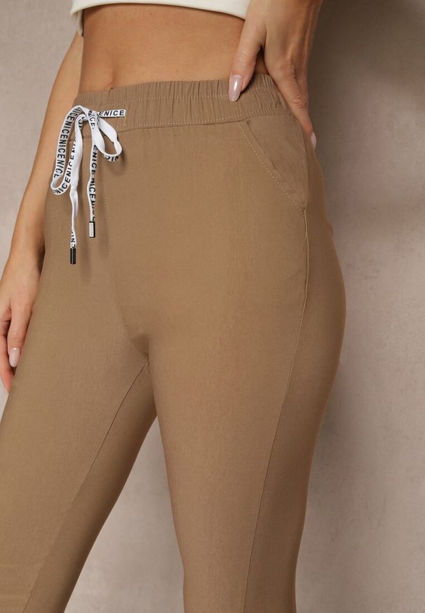 Renee - Ciemnobeżowe Spodnie z Bawełną i Sznurowaniem Purrena. Okazja: na co dzień. Kolor: beżowy. Materiał: bawełna. Styl: casual, elegancki