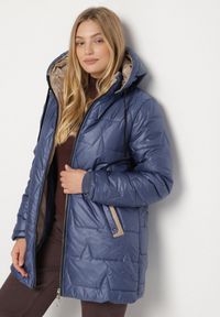 Born2be - Niebieska Pikowana Kurtka o Prostym Kroju z Kapturem Nileria. Okazja: na spotkanie biznesowe, do pracy, na co dzień. Typ kołnierza: kaptur. Kolekcja: plus size. Kolor: niebieski. Materiał: poliester, jeans, dzianina. Styl: casual, biznesowy #2