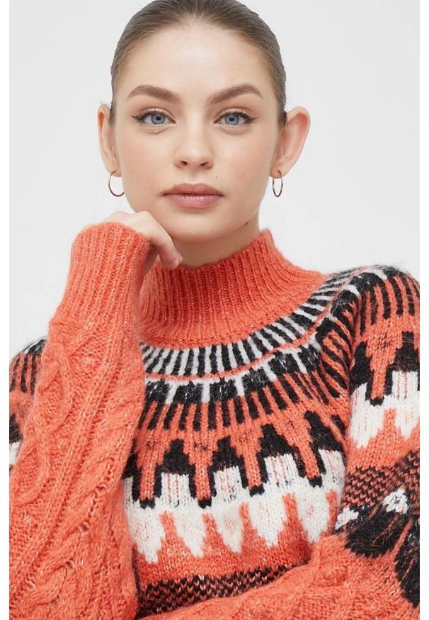 Vero Moda sweter damski kolor pomarańczowy z półgolfem. Kolor: pomarańczowy. Materiał: poliester. Długość rękawa: raglanowy rękaw. Wzór: ze splotem