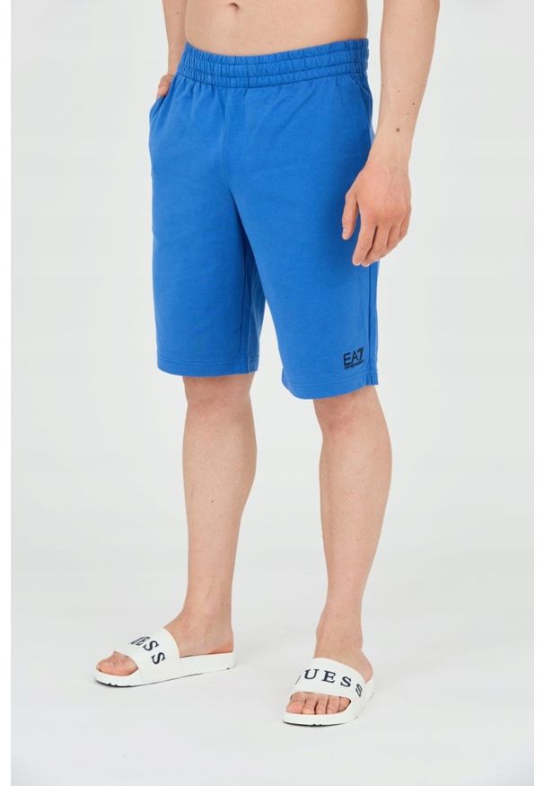 EA7 Emporio Armani - EA7 Niebieskie shorty męskie z małym logo. Kolor: niebieski. Materiał: bawełna. Długość: krótkie