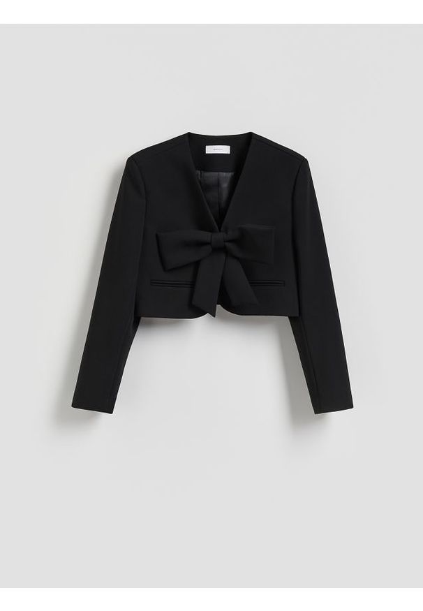 Reserved - Krótka marynarka z kokardą - czarny. Typ kołnierza: kokarda. Kolor: czarny. Materiał: wiskoza, tkanina. Długość: krótkie