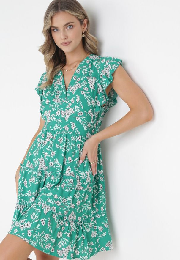 Born2be - Zielona Sukienka Rozkloszowana z Falbankami Pillia. Typ kołnierza: kołnierz z falbankami. Kolor: zielony. Typ sukienki: kopertowe. Długość: mini