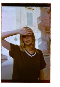 MOODO - Bluzka z dekoltem brązowa. Kolor: brązowy. Materiał: bawełna, elastan #1