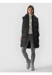 4f - Bezrękawnik puchowy z wypełnieniem syntetycznym damski - czarny. Okazja: na co dzień. Typ kołnierza: kołnierzyk stójkowy, kaptur. Kolor: czarny. Materiał: syntetyk, puch. Długość rękawa: bez rękawów. Styl: casual #2