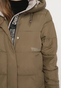 Born2be - Ciemnozielona Pikowana Kurtka o Pudełkowym Kroju z Kapturem Dwustronnym Suwakiem i Rozporkami Dainara. Okazja: na co dzień, na spacer. Typ kołnierza: kaptur. Kolor: zielony. Materiał: jeans. Sezon: zima. Styl: casual, elegancki #5