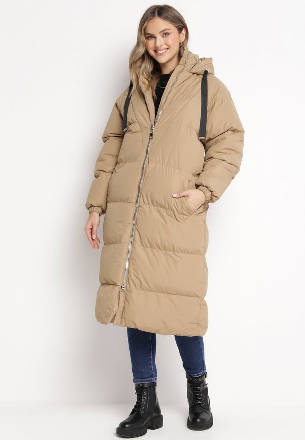 Born2be - Ciemnobeżowa Długa Kurtka Pikowana Płaszcz na Zamek z Kapturem Lesea. Okazja: na co dzień. Typ kołnierza: kaptur. Kolor: beżowy. Materiał: dzianina, jeans. Długość: długie. Wzór: aplikacja. Styl: casual, elegancki