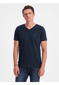 Ombre Clothing - T-shirt męski V-NECK z elastanem - granatowy V2 - Rozmiar: M. Typ kołnierza: dekolt w kształcie V. Kolor: niebieski. Materiał: elastan. Długość rękawa: krótki rękaw. Długość: krótkie. Wzór: nadruk. Styl: klasyczny