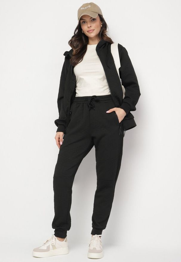 Born2be - Czarny Komplet Dresowy Bluza z Kapturem i Joggery Rerialda. Kolor: czarny. Materiał: dresówka