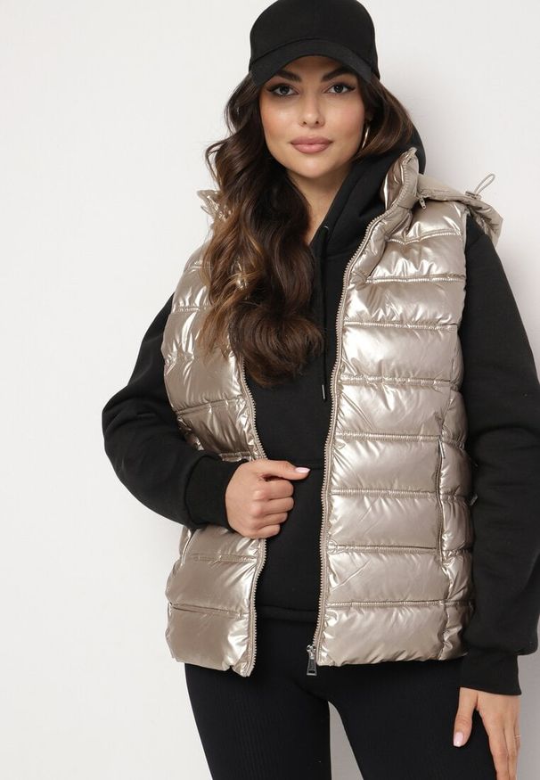 Born2be - Złota Kamizelka z Odpinanym Kapturem i Pikowaniem Zinnethira. Okazja: na co dzień. Kolor: złoty. Materiał: jeans. Styl: elegancki, casual
