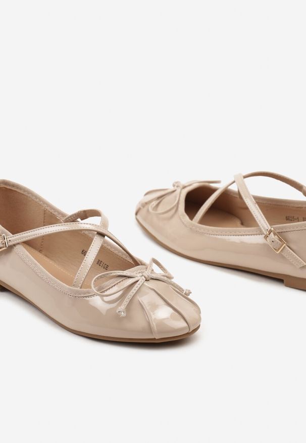 Renee - Beżowe Płaskie Balerinki z Imitacji Skóry Z Ozdobnymi Paskami i Sprzączką Zdobione Kokardką Xisaa. Zapięcie: pasek. Kolor: beżowy. Materiał: skóra. Wzór: aplikacja. Obcas: na obcasie. Styl: elegancki, wizytowy. Wysokość obcasa: niski